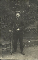 Delcampe - Homme ( Roger Berveringue ) Prenant La Pose Pour La Photo , 1916 , Carte Photo De L'Atelier G. Hoopmann - Männer
