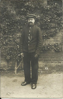 Delcampe - Homme Prenant La Pose Pour La Photo , Carte Photo De L'Atelier G. Hoopmann - Männer