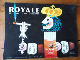 Carton Publicitaire ROYALE Cigarette Par Excellence   Dessin Par Hervé Morvan  (dimensions 40cm X 30cm) - Reclame-artikelen