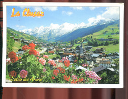 Delcampe - 74 - La Clusaz : Vue Générale De La Station Et De La Chaîne Des Aravis Enneigée - La Clusaz