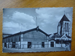 Delcampe - CPSM Non écrite - CORBEIL ESSONNES Les Halles Rue Des Remparts Et L'église Saint Spire - Corbeil Essonnes