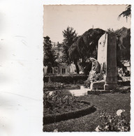 Delcampe - SAINTES LE SQUARE ET LE MONUMENT AUX MORTS CPSM GM TBE - Saintes