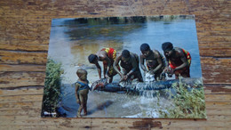 Delcampe - REF 604 : CPSM Afrique Hoa Qui Lessive Dans La Rivière - Elfenbeinküste