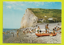 76 LES PETITES DALLES Vers Valmont N°10683 Sa Plage Et Ses Falaises En 1982 Enfants Baignade Bateau Pneumatique - Valmont