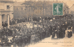 10-TROYE- MANIFESTATION DES VIGNERONS CHAMPENOIS DE L'AUBE 1911- LE DEFILE - Troyes