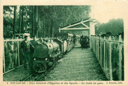 Toulouse * Parc Général D'hygiène Et Des Sports * Le Train En Gare * Ligne Chemin De Fer - Toulouse