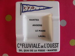 Cendrier CFO Cie Fluviale De L'ouest, 56 Quai De La Fosse à Nantes. Faïence De Moret. Vers 1960-70. 12 Cm - Ceniceros