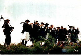 Delcampe - FETE DE L'ETE EN BRETAGNE DANSE SUR LE PODIUM - Tänze