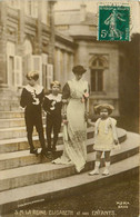 Royauté * Carte Photo * Sa Majestée La Reine Elisabeth Et Ses Enfants * Famille Royale Royalty * Belgique Belgium - Royal Families