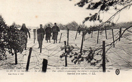 GUERRE 1914-1915 OFFICIERS EXAMINANT LES POSITIONS  ENNEMIES DERRIERE LES FILS DE BARBELES EN ARGONNE REF 3849 - Manoeuvres