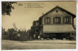 CPA 77 La Chapelle La Reine Hôtel De La Gare Animé Personnages Au Chalet De La Gare Hôtel E. Noel - La Chapelle La Reine