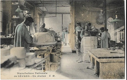 Delcampe - 92  Sevres -  Manufacture  Nationale De Sevres  - Un Atelier - Sevres