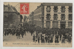 Plouaret (22) : Le Défilé Des Troupes Devant Le Restaurant Des Voyageurs, Avenue De La Gare En 1908 (animé) PF. - Plouaret
