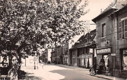 Les AVENIERES (Isère) - La Grande Rue - Magasin Casino, Papeterie Y. Guy - Les Avenières