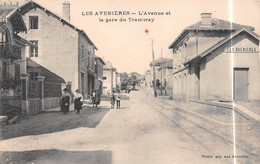 Les AVENIERES (Isère) - L'Avenue Et La Gare Du Tramway - Voie Ferrée - Les Avenières