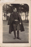 CPA - PHOTOGRAPHIE - Militaire Moustachu Avec Une Cigarette à La Main - Uniformes