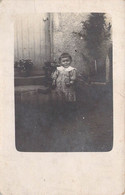 CPA - ENFANTS - Petite Fille Avec Une Robe Fleurie Et Un Médaillon Autour Du Cou - Portraits