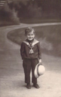 CPA - Enfants - PHOTOGRAPHIE D'un Jeune Garçon Souriant Avec Un Chapeau Dans La Main - Abbildungen