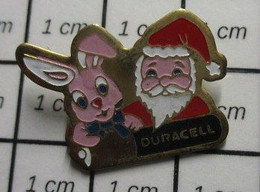 1310 Pin's Pins / Beau Et Rare / THEME : NOEL / PERE NOEL ET LAPIN ROSE DURACELL - Kerstmis