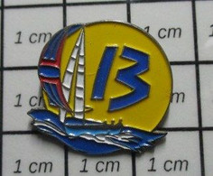 1310 Pin's Pins / Belle Qualité Et Rare / SPORTS / BATEAU VOILIER + CHIFFRE 13 - Sailing, Yachting