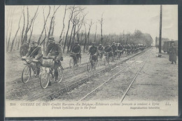 CPA MILITARIA - En Belgique, éclaireurs Cyclistes Français Se Rendant à Ypres - Guerre De 1914 - LL - Manoeuvres