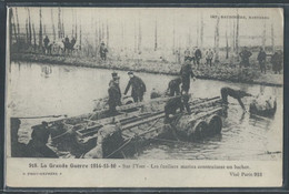 CPA MILITARIA - Sur L'Yser, Les Fusiliers Marins Construisant Un Bachot - Grande Guerre 1914-15-16 - Manoeuvres