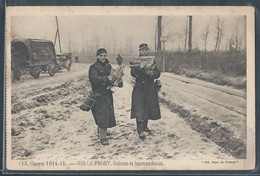 CPA MILITARIA - Sur Le Front, Soldats Et Leurs Cadeaux - Guerre 1914-15 - Manoeuvres