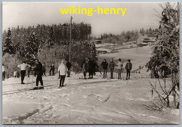 Schöneck Im Vogtland - S/w Skiläufer Auf Dem Wintersportplatz - Vogtland