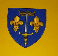 TISSU PATCH :  BLASON DE JEANNE D'ARC  , DIAMETRE 9 CM , BON ETAT VOIR PHOTOS . POUR TOUT RENSEIGNEMENT ME CONTACTER. RE - Ecussons Tissu