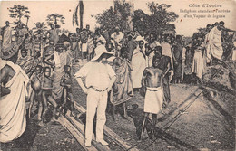 COTE D'IVOIRE - Indigènes Attendant L'arrivée D'un Vapeur De Lagune - Côte-d'Ivoire