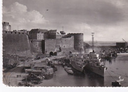 Cpsm Dentelée, Navires De Guerre Dans Le Port De Brest. - Guerra