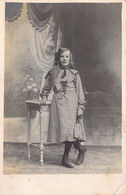 CPA - Enfants - PHOTOGRAPHIE D'une Fille En Robe Vichy Souriante - Portraits