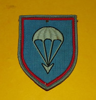 INSIGNE EN TISSU : ARMEE ALLEMANDE FORCES PARACHUTISTES AVEC BORDURE ROUGE  ,BON ETAT VOIR PHOTOS . POUR TOUT RENSEIGNEM - Ecussons Tissu