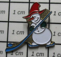 710b Pin's Pins / Beau Et Rare / NOEL / BONHOMME DE NEIGE AVEC CHAPEAU DE SORCIERE JOUANT AU HOCKEY SUR GLACE - Christmas