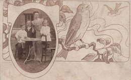 CPA - Photographie - Photo De Famille Sur Petite Carte Avec Illustration Oiseaux - Photographie