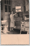 CPA - Photographie - Photo D'une Femme Dans Sa Cuisine - Vue Sur Le Vaisselier Et La Gazinière - Fotografie