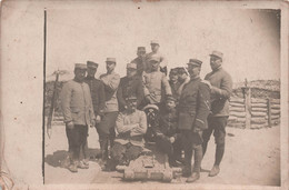 CPA Militaria - Photographie - Militaires En Groupe Devant Des Fortifications - Reggimenti