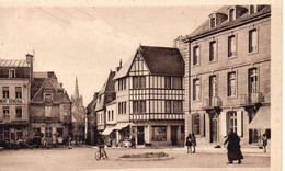 Paimpol Animée La Place Du Martrai Commerces Cycliste - Paimpol