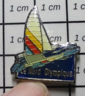 3222 Pin's Pins / Beau Et Rare / SPORTS / VOILE LE NORD OLYMPIQUE VOILIER CATAMARAN - Sailing, Yachting