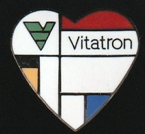 74831-Pin's- Vitatron Est Une Société Internationale De Stimulateurs Cardiaques - Médical