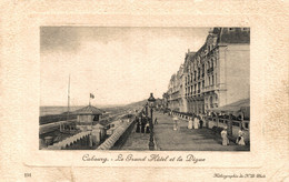 N°96492 -cpa Cabourg -le Grand Hôtel Et La Digue- - Cabourg