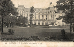 N°96493 -cpa Cabourg -le Grand Hôtel Et Son Jardin- - Cabourg