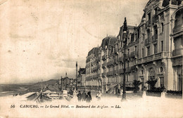 N°96495 -cpa Cabourg -la Digue -le Boulevard Des Anglais- - Cabourg