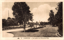 N°96531 -cpa Cabourg -le Jardin Public Et L'hôtel De Ville- - Cabourg