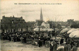 Châteaubriant * Place Des Terrasses Un Jour De Marché * Foire Marchands - Châteaubriant