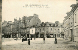 Châteaubriant * La Place De La Motte * à Droite , Rue De La Barre * Café * Commerces Magasins - Châteaubriant