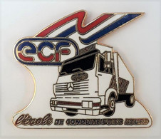 UU198 Pin's MERCEDES Truck Camion ECF L'école De Conduite Poids Lourds Qualité EGF Achat Immédiat - Mercedes
