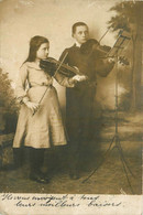 Bressuire ( Cachet Départ 1904 ) * Carte Photo * 2 Violonistes * Thème Artiste Musicien Musique Instrument Violon - Bressuire