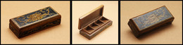 Boîte En Bois Avec Décor Sculpté Et Peint Main Sur L'ensemble, 4 Comp., 118x47x25mm. - TB - Stamp Boxes