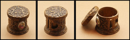 Distributeur De Roulettes. Modèle En Porcelaine, Patine Antique Et Médaillon Porcelaine Peint Main En Façade, Diam.55, H - Stamp Boxes